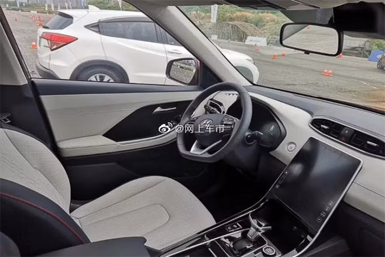 Bên cạnh đó, xe cũng sử dụng vô lăng 3 chấu đáy phẳng tạo cảm giác thể thao, tích hợp các phím chức năng. Ngoài ra cụm đồng hồ tốc độ cũng được chuyển sang dạng màn hình LCD màu có khả năng tùy chỉnh theo ý thích người lái. Xe cũng được trang bị cửa sổ trời toàn cảnh, phanh đỗ xe điện có chức năng giữ tự động và camera 360.