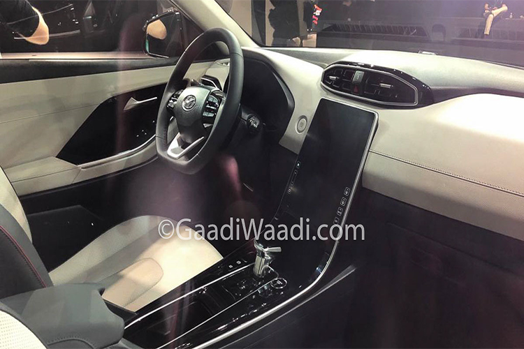 Điểm sáng giá của Creta 2020 chính là màn hình trung tâm, thiết kế tương tự xe Tesla. Dải màn hình này kéo dài từ bệ trung tâm lên đến dưới cửa gió điều hòa lục giác. Màn hình này sẽ điều khiển hết mọi hoạt động trong khoang xe, từ hệ thống giải trí cho đến điều khiển hệ thống điều hòa. Cần số được thiết kế gọn gàng và đẹp mắt giữa xe.