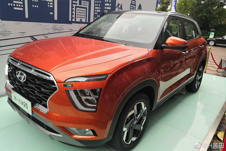 Hyundai Creta từng được phân phối tại thị trường Việt Nam nhưng do không gây được ấn tượng với người tiêu dùng và có giá quá đắt nên đã ngừng bán. Thời điểm đó, giá xe Hyundai Creta với 2 phiên bản Creta 1.6 L máy xăng có giá bán 785 triệu đồng và Creta 1.6 L máy dầu đi kèm giá bán 830 triệu đồng. Mẫu xe thay thế Creta là Hyundai Kona hiện có doanh số khá ổn định (484 chiếc/ tháng 8).