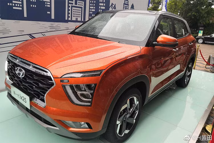 Hyundai Creta từng được phân phối tại thị trường Việt Nam nhưng do không gây được ấn tượng với người tiêu dùng và có giá quá đắt nên đã ngừng bán. Thời điểm đó, giá xe Hyundai Creta với 2 phiên bản Creta 1.6 L máy xăng có giá bán 785 triệu đồng và Creta 1.6 L máy dầu đi kèm giá bán 830 triệu đồng. Mẫu xe thay thế Creta là Hyundai Kona hiện có doanh số khá ổn định (484 chiếc/ tháng 8).