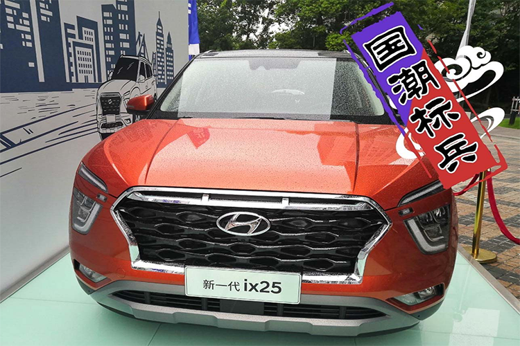 Cụm đèn hậu của mẫu crossover Hyundai Creta 2020 cũng vô cùng bắt mắt với thiết kế mỏng và ôm ngang theo đuôi xe. Hông xe thì gây chú ý với phần mâm đúc 17 inch 2 tông màu đẹp mắt. Thân xe giờ đây cũng cho cảm giác "cơ bắp" hơn với các đường gân dập nổi.