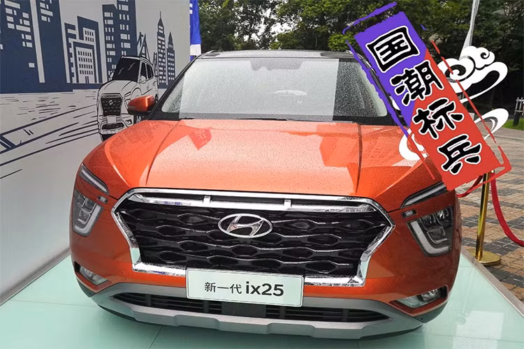 Cụm đèn hậu của mẫu crossover Hyundai Creta 2020 cũng vô cùng bắt mắt với thiết kế mỏng và ôm ngang theo đuôi xe. Hông xe thì gây chú ý với phần mâm đúc 17 inch 2 tông màu đẹp mắt. Thân xe giờ đây cũng cho cảm giác "cơ bắp" hơn với các đường gân dập nổi.