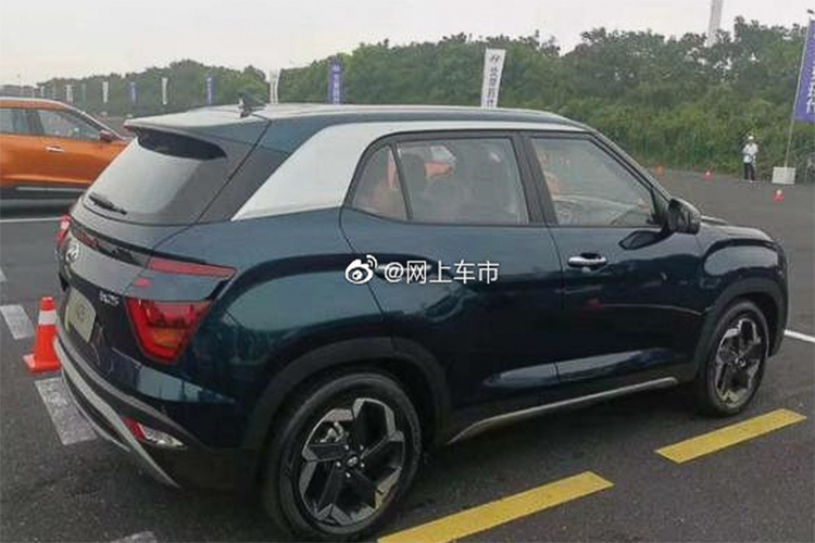 Creta 2020 sẽ sở hữu cụm đèn pha to bản chia thành 2 tầng riêng biệt, bên dưới là dải đèn chiếu sáng ban ngày. Bộ lưới tản nhiệt hình đa giác đặc trưng, các khe hút gió dạng sóng và đường viền chrome sáng bên ngoài. Thiết kế này tương tự Kona nhưng đầy đặn và cơ bắp hơn. Cộng với màu xanh đặc trưng của "đàn anh" Palisade, mẫu xe này tạo cảm giác như chiếc Palisade thu nhỏ.