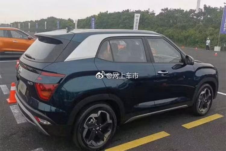 Creta 2020 sẽ sở hữu cụm đèn pha to bản chia thành 2 tầng riêng biệt, bên dưới là dải đèn chiếu sáng ban ngày. Bộ lưới tản nhiệt hình đa giác đặc trưng, các khe hút gió dạng sóng và đường viền chrome sáng bên ngoài. Thiết kế này tương tự Kona nhưng đầy đặn và cơ bắp hơn. Cộng với màu xanh đặc trưng của "đàn anh" Palisade, mẫu xe này tạo cảm giác như chiếc Palisade thu nhỏ.