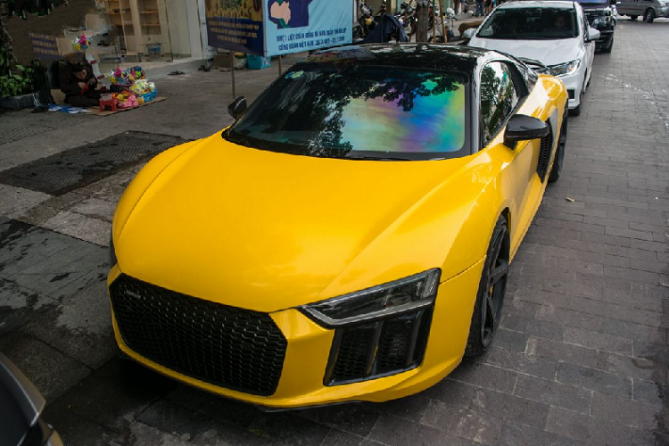 Khả năng cao là chiếc siêu xe Audi R8 này được dán decal. Đây là phương pháp đổi màu xe được nhiều người chơi xe ưa chuộng vì thời gian thi công nhanh, chi phí rẻ hơn sơn và có thể về màu nguyên bản một cách dễ dàng.