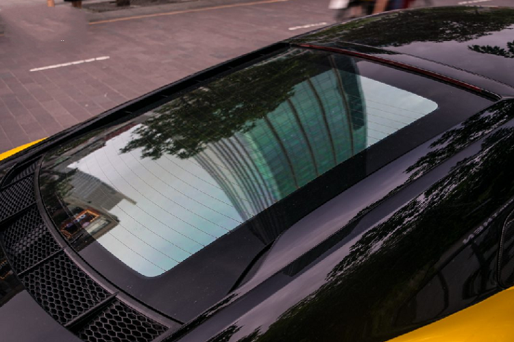 Audi R8 V10 Plus sở hữu khối động cơ V10 5.2L FSI hút khí tự nhiên công suất 610 mã lực, mô-men xoắn 560 Nm. Đi kèm khối động cơ khủng này là hộp số S tronic 7 cấp cải tiến với 3 chế độ, kết hợp với hệ thống dẫn động bốn bánh. Xe có khả năng tăng tốc từ 0-100km/h trong 3,2 giây trước khi đạt vận tốc độ tối đa 330 km/h.