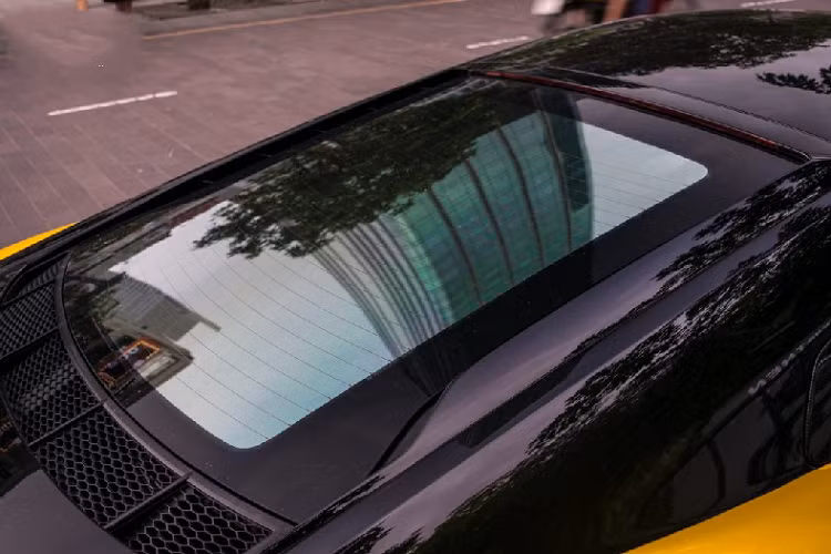 Audi R8 V10 Plus sở hữu khối động cơ V10 5.2L FSI hút khí tự nhiên công suất 610 mã lực, mô-men xoắn 560 Nm. Đi kèm khối động cơ khủng này là hộp số S tronic 7 cấp cải tiến với 3 chế độ, kết hợp với hệ thống dẫn động bốn bánh. Xe có khả năng tăng tốc từ 0-100km/h trong 3,2 giây trước khi đạt vận tốc độ tối đa 330 km/h.