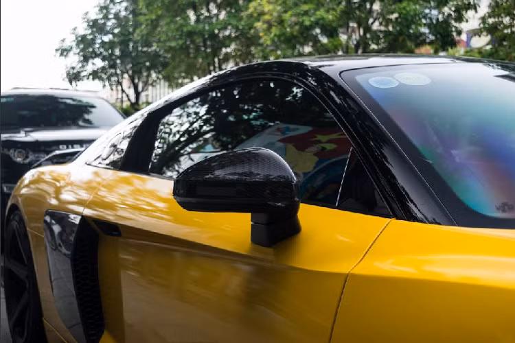 Bên trong siêu xe nhà Audi, tầm nhìn về mọi hướng khá tốt, mặc dù đây là siêu xe động cơ đặt giữa. Lẫy chuyển số đặt ngay sau vô lăng giúp giảm thời gian sang số ở chế độ thể thao. Nội thất vẫn giữ phong cách truyền thống của Audi với da thật và những đường chỉ khâu tay. Sợi carbon bao phủ bệ trung tâm, xung quanh khe gió điều hòa.