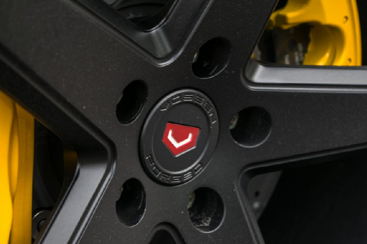 Theo nhiều chuyên gia xe hơi, dù sở hữu sức mạnh ngang tầm một số mẫu xe đình đám nhà Ferrari và Lamborghini, nhưng Audi R8 có được gọi là siêu xe hay không đến nay vẫn là một vấn đề gây tranh cãi. 