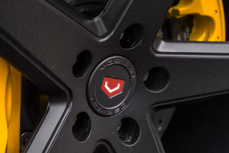 Theo nhiều chuyên gia xe hơi, dù sở hữu sức mạnh ngang tầm một số mẫu xe đình đám nhà Ferrari và Lamborghini, nhưng Audi R8 có được gọi là siêu xe hay không đến nay vẫn là một vấn đề gây tranh cãi. 