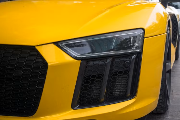 Xe có 2 chỗ ngồi và một kệ nhỏ phía sau, đủ đặt vài túi nhỏ hoặc bộ dụng cụ chơi golf. Động cơ phía sau nên khoang chứa đồ được chuyển ra phía trước. Khoang nội thất R8 V10 Plus rộng tương đương Porsche 911 Turbo và lớn hơn so với Mercedes-AMG GT hay Aston Martin Vantage.