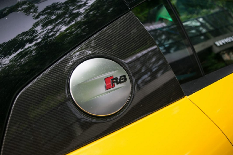 Để đảm bảo độ cân bằng cao nhất khi hoạt động ở tốc độ cao, siêu xe R8 cũng đã được hãng Audi bổ sung thêm cánh gió sợi carbon cùng những khe khuếch tán bên dưới cản sau. Cánh gió cũng sử dụng vật liệu carbon. So với thế hệ trước, xe mới nhẹ hơn khoảng 50 kg.