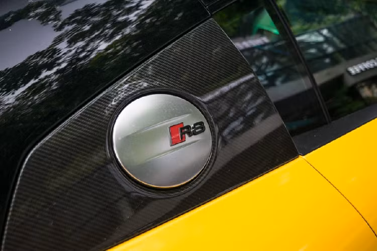 Để đảm bảo độ cân bằng cao nhất khi hoạt động ở tốc độ cao, siêu xe R8 cũng đã được hãng Audi bổ sung thêm cánh gió sợi carbon cùng những khe khuếch tán bên dưới cản sau. Cánh gió cũng sử dụng vật liệu carbon. So với thế hệ trước, xe mới nhẹ hơn khoảng 50 kg.