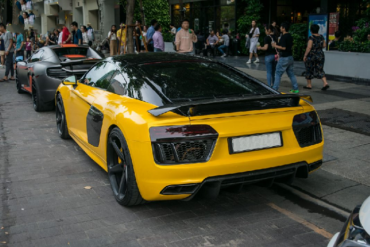 Chiếc Audi R8 của Cường Đô la thuộc phiên bản năm 2016 và là thế hệ thứ 2 của dòng xe này. Xét về tổng thể, Audi R8 V10 Plus không có sự thay đổi rõ rệt về kiểu dáng mà thay vào đó là những tinh chỉnh nhẹ đem đến sự mới mẻ và hiện đại hơn cho xe. Chia sẻ nền tảng với với Lamborghini Huracan nên nó có đường nét khá tương tự.