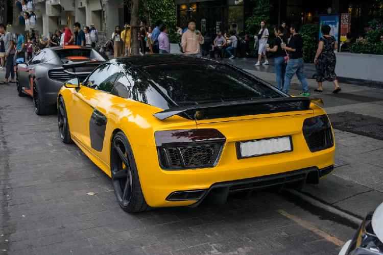 Chiếc Audi R8 của Cường Đô la thuộc phiên bản năm 2016 và là thế hệ thứ 2 của dòng xe này. Xét về tổng thể, Audi R8 V10 Plus không có sự thay đổi rõ rệt về kiểu dáng mà thay vào đó là những tinh chỉnh nhẹ đem đến sự mới mẻ và hiện đại hơn cho xe. Chia sẻ nền tảng với với Lamborghini Huracan nên nó có đường nét khá tương tự.