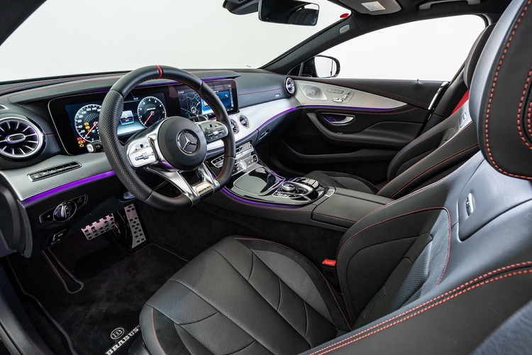 Nội thất bên trong xe nổi bật với ghế ngồi bọc da Nappa đen khâu chỉ đỏ, cửa sổ trời, hệ thống âm thanh vòm Burmester...