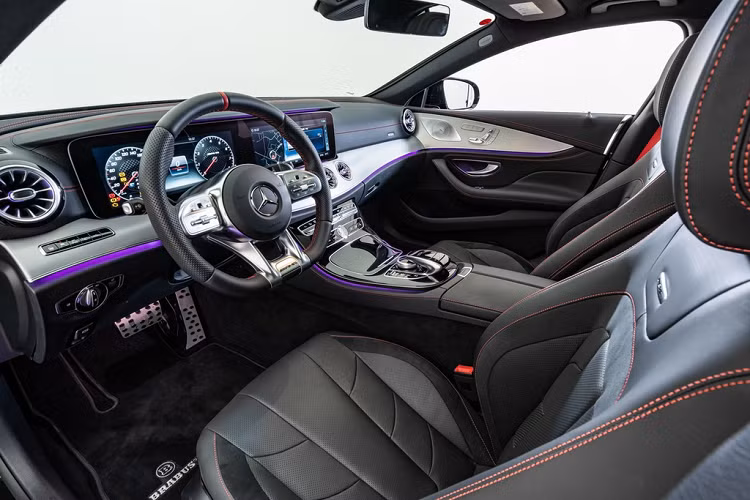 Nội thất bên trong xe nổi bật với ghế ngồi bọc da Nappa đen khâu chỉ đỏ, cửa sổ trời, hệ thống âm thanh vòm Burmester...