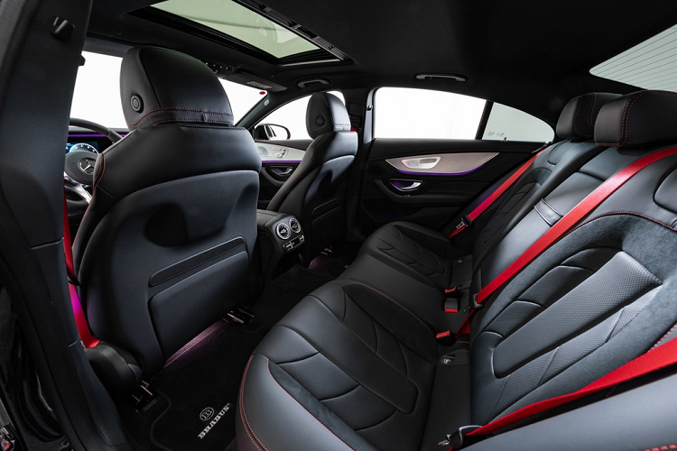 Các chi tiết độ thêm của Brabus phía bên trong xe bao gồm ốp bàn đạp phanh và ga, thảm lót sàn, nẹp bước chân.