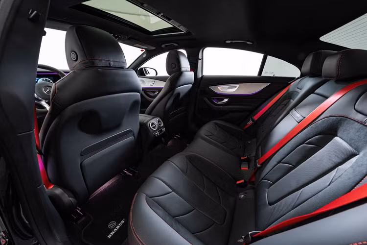 Các chi tiết độ thêm của Brabus phía bên trong xe bao gồm ốp bàn đạp phanh và ga, thảm lót sàn, nẹp bước chân.