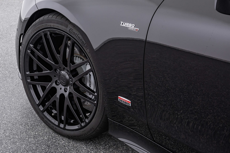 Brabus trang bị cho xe bộ mâm Liquid Titanium với kích thước 20 icnh. Chiếc xe vẫn giữ nguyên màu sơn nguyên bản đen ánh kim Obsidian cùng các tùy chọn chính hãng như hệ thống đèn full LED, gói nâng cấp gương Mirror Package...