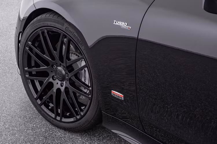 Brabus trang bị cho xe bộ mâm Liquid Titanium với kích thước 20 icnh. Chiếc xe vẫn giữ nguyên màu sơn nguyên bản đen ánh kim Obsidian cùng các tùy chọn chính hãng như hệ thống đèn full LED, gói nâng cấp gương Mirror Package...