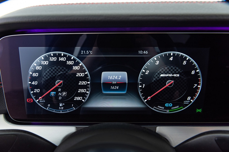 Về hiệu suất, CLS 53 sử dụng gói nâng cấp Brabus PowerXtra B53-500. Gói độ này giúp cho khối động cơ hybrid tăng áp kép 3.0L sản sinh ra công suất 493 mã lực và mô-men xoắn cực đại 590 Nm. Động cơ nguyên bản của CLS 53 chỉ tạo ra công suất 429 mã lực và mô-men xoắn cực đại 520Nm.