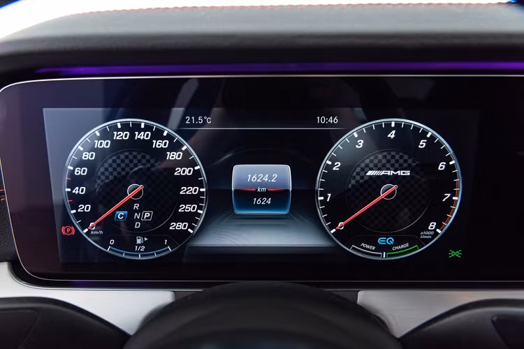 Về hiệu suất, CLS 53 sử dụng gói nâng cấp Brabus PowerXtra B53-500. Gói độ này giúp cho khối động cơ hybrid tăng áp kép 3.0L sản sinh ra công suất 493 mã lực và mô-men xoắn cực đại 590 Nm. Động cơ nguyên bản của CLS 53 chỉ tạo ra công suất 429 mã lực và mô-men xoắn cực đại 520Nm.