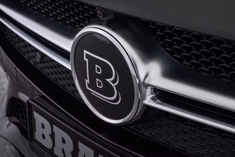 Toàn bộ logo hãng xe sang Mercedes-Benz bên ngoài xe đã được thay thế với cái tên Brabus.