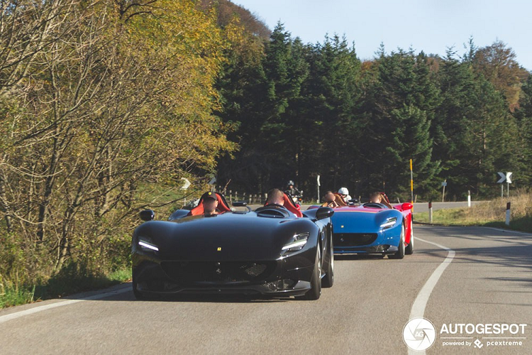 Một ngày đẹp trời bạn phát hiện ra trên một ngọn đồi ở Ý có sự xuất hiện của cặp đôi siêu xe Ferrari Monza SP2 có tổng trị giá gần 4 triệu đô la (tương đương gần 92,8 tỷ đồng). Chắc hẳn bạn sẽ vui sướng và lập tức đến địa điểm này để chiêm ngưỡng cũng như chụp ảnh cặp đôi Ferrari Monza hiếm có trên thế giới.