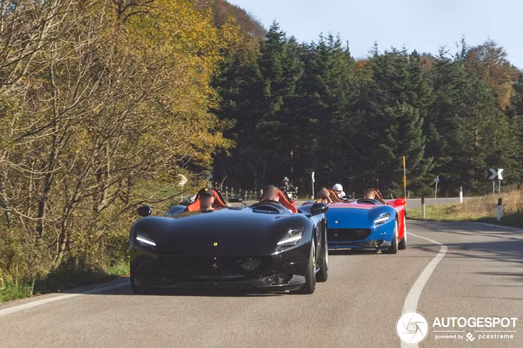 Một ngày đẹp trời bạn phát hiện ra trên một ngọn đồi ở Ý có sự xuất hiện của cặp đôi siêu xe Ferrari Monza SP2 có tổng trị giá gần 4 triệu đô la (tương đương gần 92,8 tỷ đồng). Chắc hẳn bạn sẽ vui sướng và lập tức đến địa điểm này để chiêm ngưỡng cũng như chụp ảnh cặp đôi Ferrari Monza hiếm có trên thế giới.