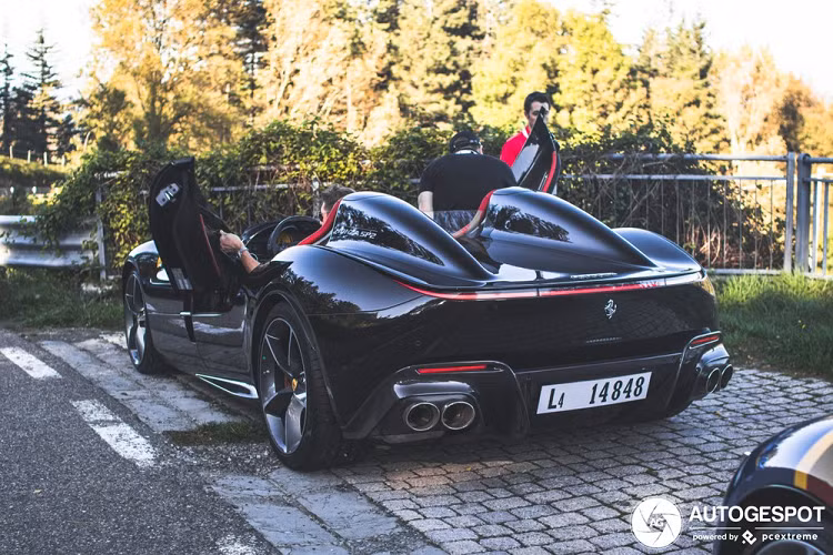 Ferrari Monza SP2 được trang bị một tấm kính chắn gió ảo rất thú vị và xe không có mui. Thiết kế của siêu xe này lấy cảm hứng từ các dòng xe Barchetta trong quá khứ, đặc biệt là 166 MM 1948 cũng như 750 Monza của thập niên 50. Cửa mở của Ferrari Monza SP2 sẽ đẩy về phía trước giống kiểu cửa cắt kéo, điều này giúp cho chủ nhân ra vào khoang lái của siêu xe Ferrari Monza SP2 dễ dàng hơn.