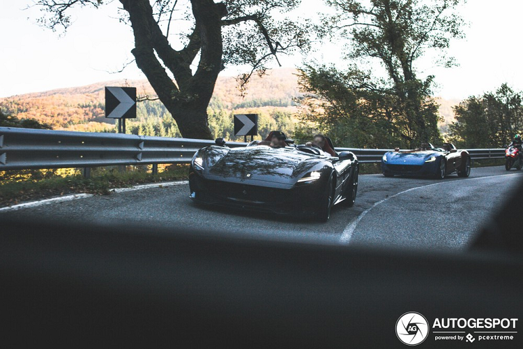 Thông tin ban đầu cho hay, để có thể đuổi bắt ghi lại những hình ảnh đẹp của cặp đôi Ferrari Monza SP2 này, các nhiếp ảnh gia đã ngồi trên chiếc siêu xe Ferrari GTC4Lusso. Có thể thấy, cả người được chụp và người chụp đều ngồi trên những chiếc siêu xe Ferrari khiến vạn người mê.