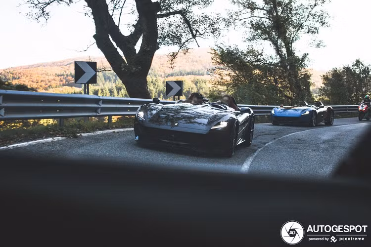 Thông tin ban đầu cho hay, để có thể đuổi bắt ghi lại những hình ảnh đẹp của cặp đôi Ferrari Monza SP2 này, các nhiếp ảnh gia đã ngồi trên chiếc siêu xe Ferrari GTC4Lusso. Có thể thấy, cả người được chụp và người chụp đều ngồi trên những chiếc siêu xe Ferrari khiến vạn người mê.