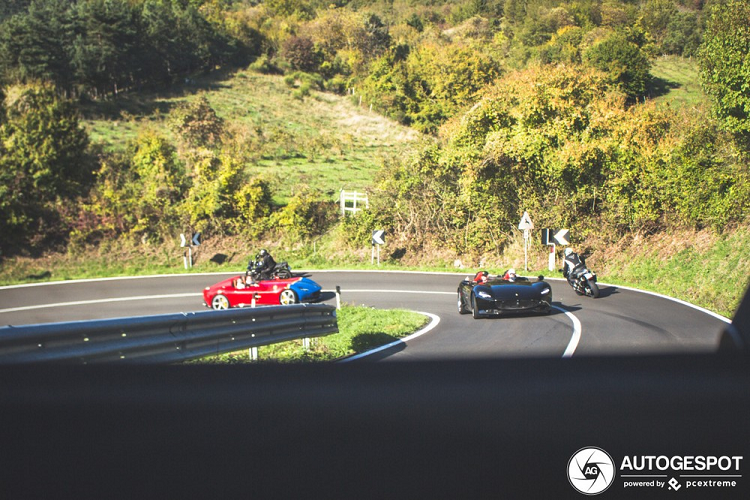 Những bức ảnh của các nhiếp ảnh gia chia sẻ lên mạng xã hội cho thấy, một chiếc Ferrari Monza SP2 hàng hiếm mang ngoại thất đen bóng và chiếc Ferrari Monza SP2 còn lại sơn hai tông màu nổi bật là đỏ và xanh. Ngoài sự có mặt của cặp đôi Ferrari Monza SP2, giới mê xe nhận ra rằng những nhiếp ảnh gia chụp bộ đôi này sử dụng một chiếc xe di chuyển cũng không vừa gì.