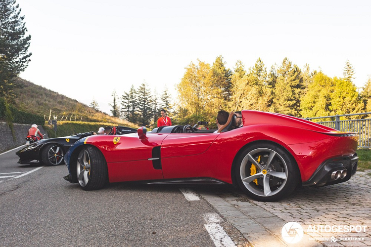 Tuy mang hình dáng cổ điển nhưng "xác xe" của chiếc Ferrari Monza SP2 và động cơ V12, dung tích 6.5 lít lại đến từ mẫu xe hiện đại Ferrari 812 Superfast. Khối động cơ này khi gắn trên Ferrari Monza SP2 tạo ra công suất tối đa 809 mã lực, tăng 10 mã lực và mô-men xoắn cực đại 719 Nm, tăng 1 Nm so với siêu xe Ferrari 812 Superfast.