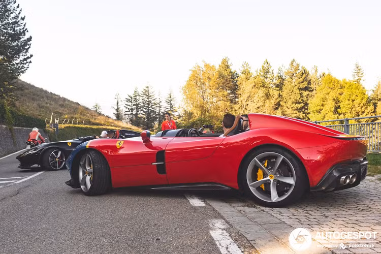 Tuy mang hình dáng cổ điển nhưng "xác xe" của chiếc Ferrari Monza SP2 và động cơ V12, dung tích 6.5 lít lại đến từ mẫu xe hiện đại Ferrari 812 Superfast. Khối động cơ này khi gắn trên Ferrari Monza SP2 tạo ra công suất tối đa 809 mã lực, tăng 10 mã lực và mô-men xoắn cực đại 719 Nm, tăng 1 Nm so với siêu xe Ferrari 812 Superfast.