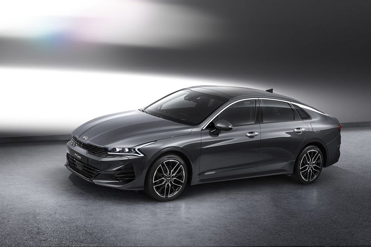 Theo đó, Kia Motors mới đây vừa chính thức cho ra mắt mẫu xe Kia Optima/K5 2021 tại quê nhà Hàn Quốc với rất nhiều điểm thay đổi và đáng chú ý. Bên cạnh đó, với tham vọng đưa Optima/K5 2021 trở thành mẫu xe chiếm lĩnh phân khúc sedan cỡ trung trên toàn cầu, mẫu xe này sẽ sớm được Kia đưa "lên kệ" từ tháng 12 năm nay.