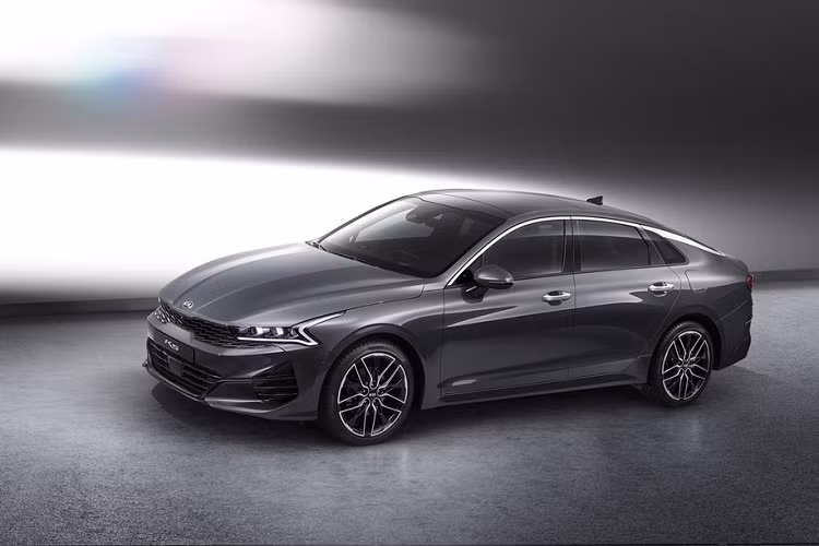 Theo đó, Kia Motors mới đây vừa chính thức cho ra mắt mẫu xe Kia Optima/K5 2021 tại quê nhà Hàn Quốc với rất nhiều điểm thay đổi và đáng chú ý. Bên cạnh đó, với tham vọng đưa Optima/K5 2021 trở thành mẫu xe chiếm lĩnh phân khúc sedan cỡ trung trên toàn cầu, mẫu xe này sẽ sớm được Kia đưa "lên kệ" từ tháng 12 năm nay.
