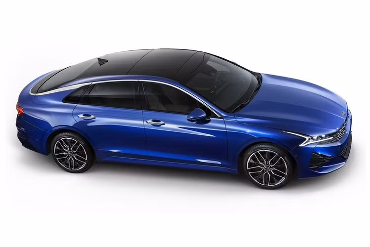 Ngoài cụm đèn hậu, Kia Optima/K5 2021 cũng mang tới diện mạo hấp dẫn với bộ ống xả kép đặt cùng ốp kim loại và nan thoát gió giả được đặt cân đối hai bên hông xe... Kia Motors cho biết, các khách hàng của Optima/K5 2021 sẽ có nhiều lựa chọn về kích thước mâm xe từ 16 - 19 inch.