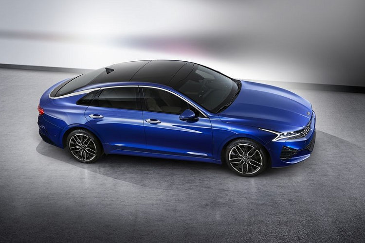 So với "người tiền nhiệm", Kia Optima/K5 2021 sở hữu một phong cách thiết kế hoàn toàn mới, mang đậm giá trị mà Kia đang theo đuổi trong tương lai. Kiểu thiết kế trên Kia Optima/K5 2021 được đánh giá là khá cầu kỳ với nhiều chi tiết bắt mắt như bộ lưới tản nhiệt hình mũi hổ thế hệ mới, hệ thống đèn pha LED với đèn định vị thanh mảnh cùng tạo hình ấn tượng. Thêm vào đó, trên nắp ca-pô của xe cũng không thiếu đi những đường gân dập nổi tổ điểm cho vẻ nam tính và thời trang.