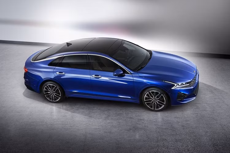 So với "người tiền nhiệm", Kia Optima/K5 2021 sở hữu một phong cách thiết kế hoàn toàn mới, mang đậm giá trị mà Kia đang theo đuổi trong tương lai. Kiểu thiết kế trên Kia Optima/K5 2021 được đánh giá là khá cầu kỳ với nhiều chi tiết bắt mắt như bộ lưới tản nhiệt hình mũi hổ thế hệ mới, hệ thống đèn pha LED với đèn định vị thanh mảnh cùng tạo hình ấn tượng. Thêm vào đó, trên nắp ca-pô của xe cũng không thiếu đi những đường gân dập nổi tổ điểm cho vẻ nam tính và thời trang.