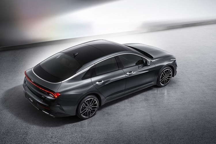 Dự kiến, Kia Optima/K5 2021 sẽ chính thức ra mắt các nước phương tây thông qua Triển lãm Los Angeles 2019 sắp diễn ra. Mức giá xe Kia Optima 2021 hiện chưa được công bố.