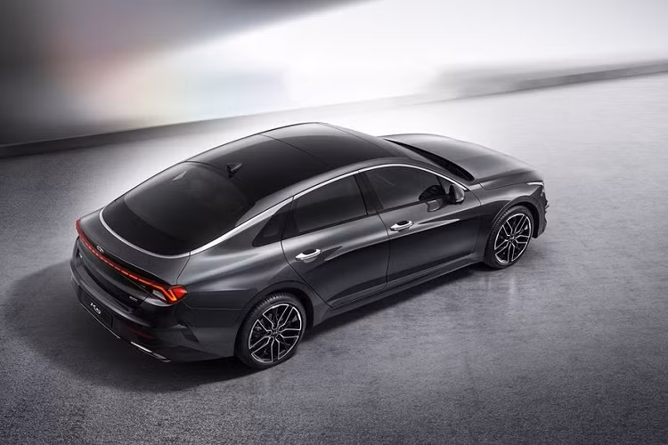 Dự kiến, Kia Optima/K5 2021 sẽ chính thức ra mắt các nước phương tây thông qua Triển lãm Los Angeles 2019 sắp diễn ra. Mức giá xe Kia Optima 2021 hiện chưa được công bố.