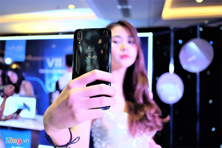Vivo V11i chính hãng cũng được giảm 2 triệu đồng, còn 4 triệu đồng. Thiết bị nổi bật với camera selfie độ phân giải cao 25 MP, tích hợp chế độ làm đẹp nhiều cấp độ. Sản phẩm dùng chip MediaTek Helio P60, RAM 4 GB và bộ nhớ trong 128 GB. V11i trang bị dung lượng pin 3.400 mAh, hỗ trợ sạc nhanh với công suất 18 W. Điểm trừ của máy đến từ cổng microUSB thay vì USB-C. 