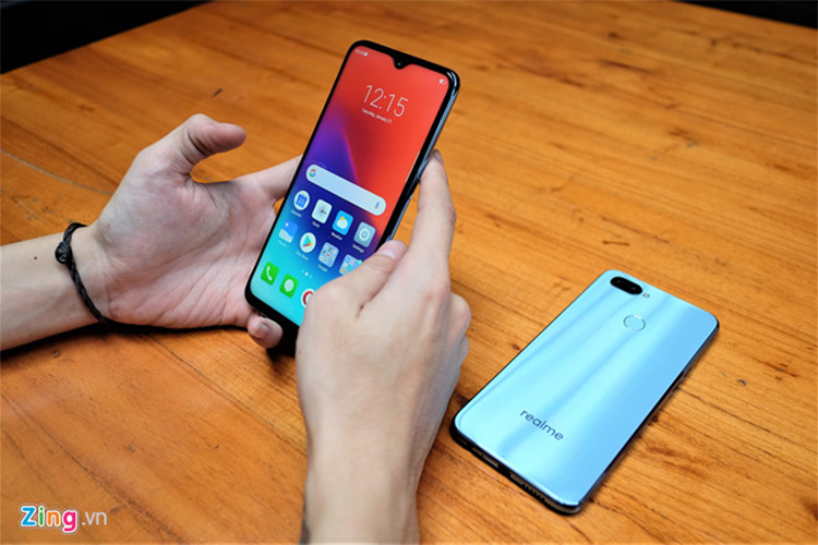 Realme 2 Pro chính hãng đang được bán với giá 4,3 triệu đồng, giảm 1 triệu đồng. Máy sở hữu màn hình 6,3 inch, Full HD, phần khuyết đỉnh chứa camera selfie 16 MP, tích hợp chế độ làm đẹp 6 cấp độ và hỗ trợ AI. Realme 2 Pro được trang bị bộ vi xử lý Snapdragon 660, RAM 4 GB, bộ nhớ trong 64 GB cùng viên pin dung lượng 3.500 mAh.