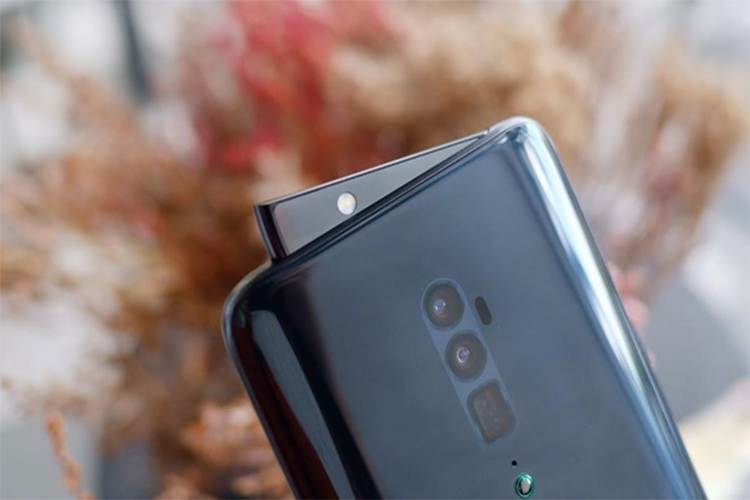 Oppo Reno 10x zoom chính hãng cũng được điều chỉnh giá. Theo đó, sản phẩm đang bán với giá 18 triệu đồng, giảm 3 triệu đồng. Model này thu hút người dùng bởi màn hình tràn viền, khả năng zoom lai 10x và sạc siêu nhanh VOOC 3.0. Bên cạnh đó, thiết bị có camera selfie dạng "vây cá mập" ẩn dưới đỉnh máy. Tốc độ mở camera tương đối nhanh. Khi gặp lực tác động từ bên ngoài, hệ thống sẽ tự động đóng lại. 