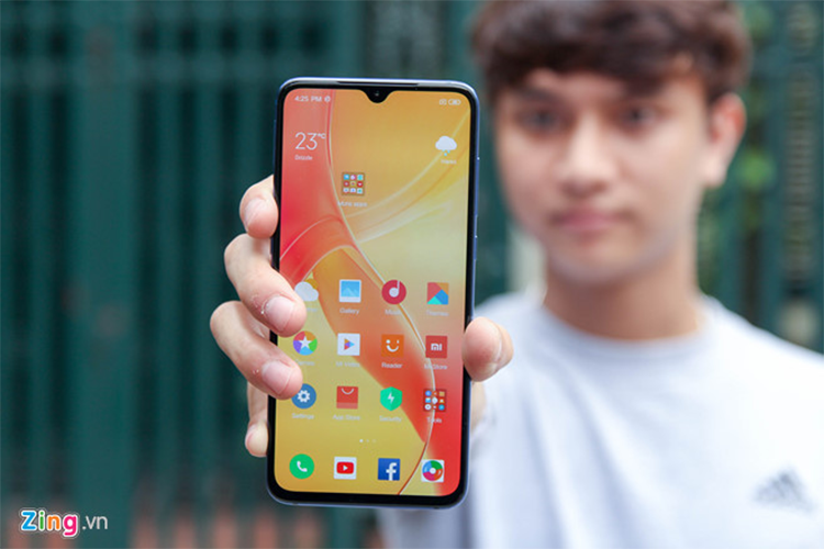 Xiaomi Mi 9 chính hãng có giá 10 triệu đồng, giảm 2 triệu đồng. Chương trình áp dụng tại một số hệ thống lớn. Máy sở hữu cấu hình mạnh với chip Snapdragon 855, RAM 6 GB. Camera của thiết bị đã được cải tiến nhiều so với phiên bản tiền nhiệm. Điểm trừ của model này đến từ viền màn hình khá dày. 