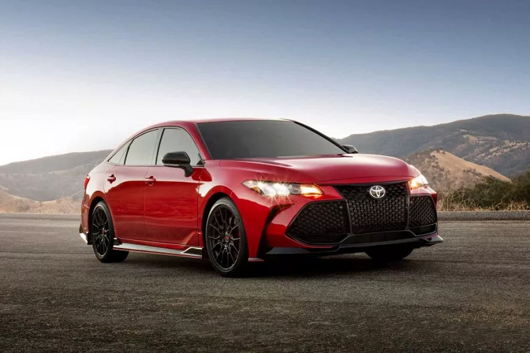 Ngoài ra, Avalon TRD cũng nâng cấp ngoại hình hầm hố và dữ dằn hơn. Đáng kể là cản trước thể thao, tản nhiệt màu đen bóng, ốp sườn đen, cánh lướt gió, ống xả thể thao và logo TRD ở đuôi xe. TRD sử dụng mâm xe màu đen mờ 19 inch nhưng nhẹ hơn tới 2 kg so với cùng loại trên bản XSE.