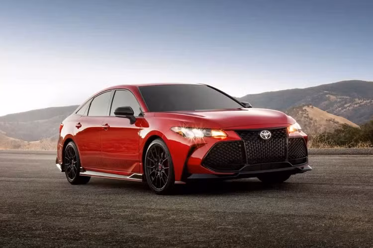 Ngoài ra, Avalon TRD cũng nâng cấp ngoại hình hầm hố và dữ dằn hơn. Đáng kể là cản trước thể thao, tản nhiệt màu đen bóng, ốp sườn đen, cánh lướt gió, ống xả thể thao và logo TRD ở đuôi xe. TRD sử dụng mâm xe màu đen mờ 19 inch nhưng nhẹ hơn tới 2 kg so với cùng loại trên bản XSE.