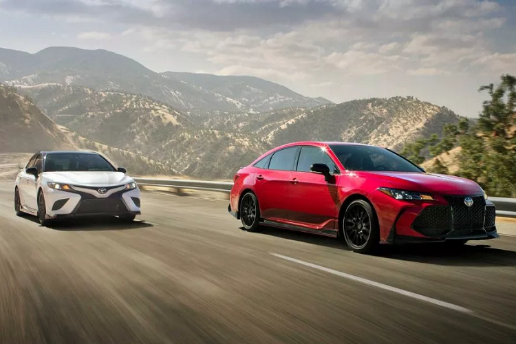 Thú vị là Toyota Avalon 2020 mới còn sở hữu một phiên bản thể thao khác với ngoại hình cũng hầm hố tương tự là Avalon XSE. Nhưng bản này có giá rẻ hơn rất nhiều, chỉ 39.255 USD.